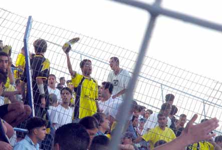 [beitar fans, happy after the equalizer]